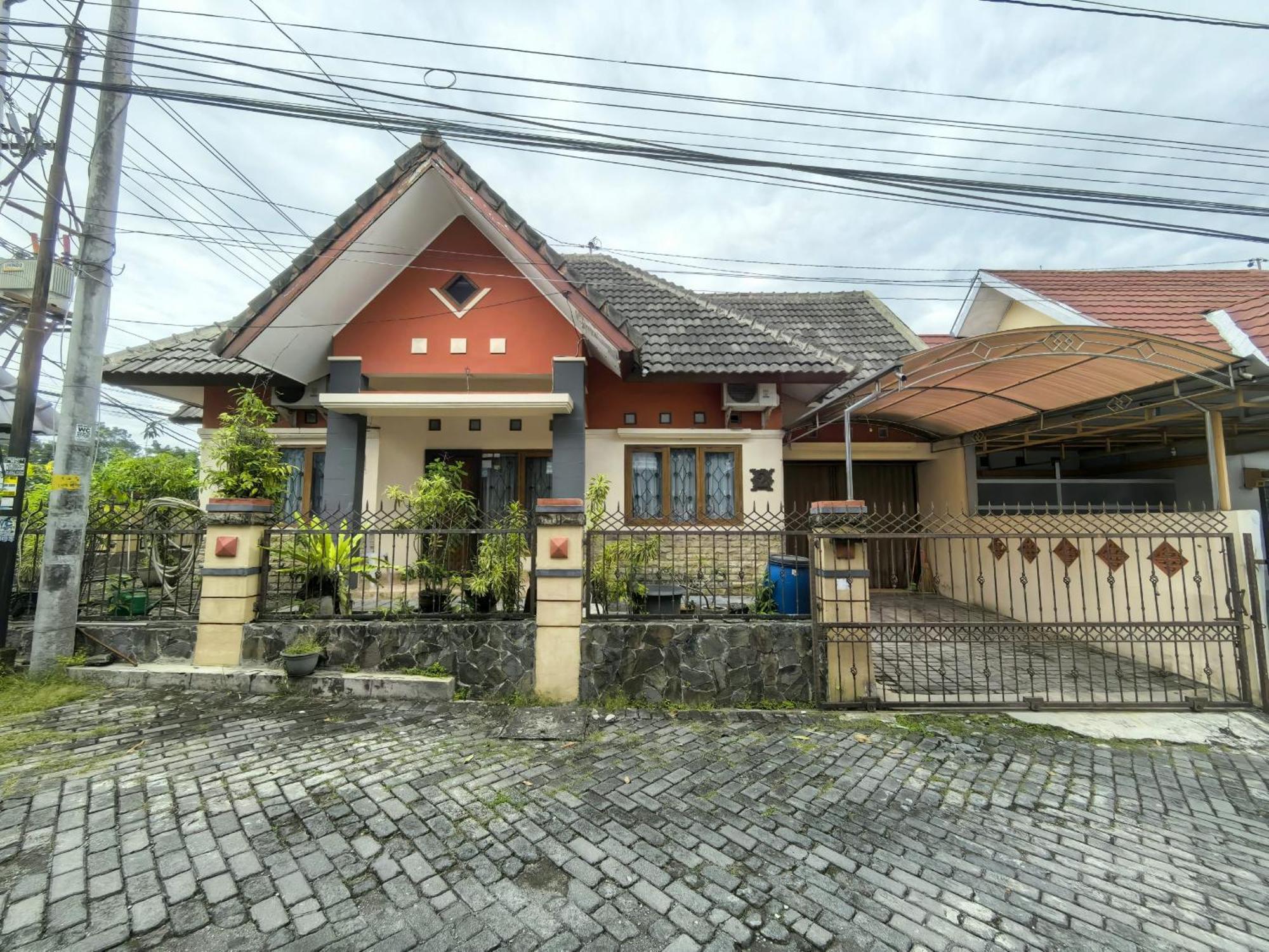 Mutiara Babarsari Homestay Jogja 日惹 外观 照片